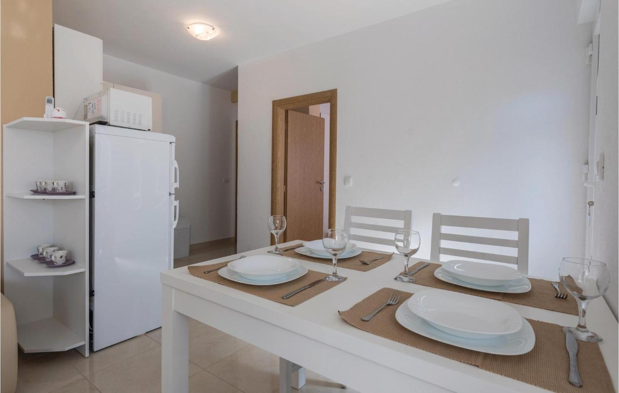 1 Bedroom Lovely Apartment In Komarna Klek Exterior foto
