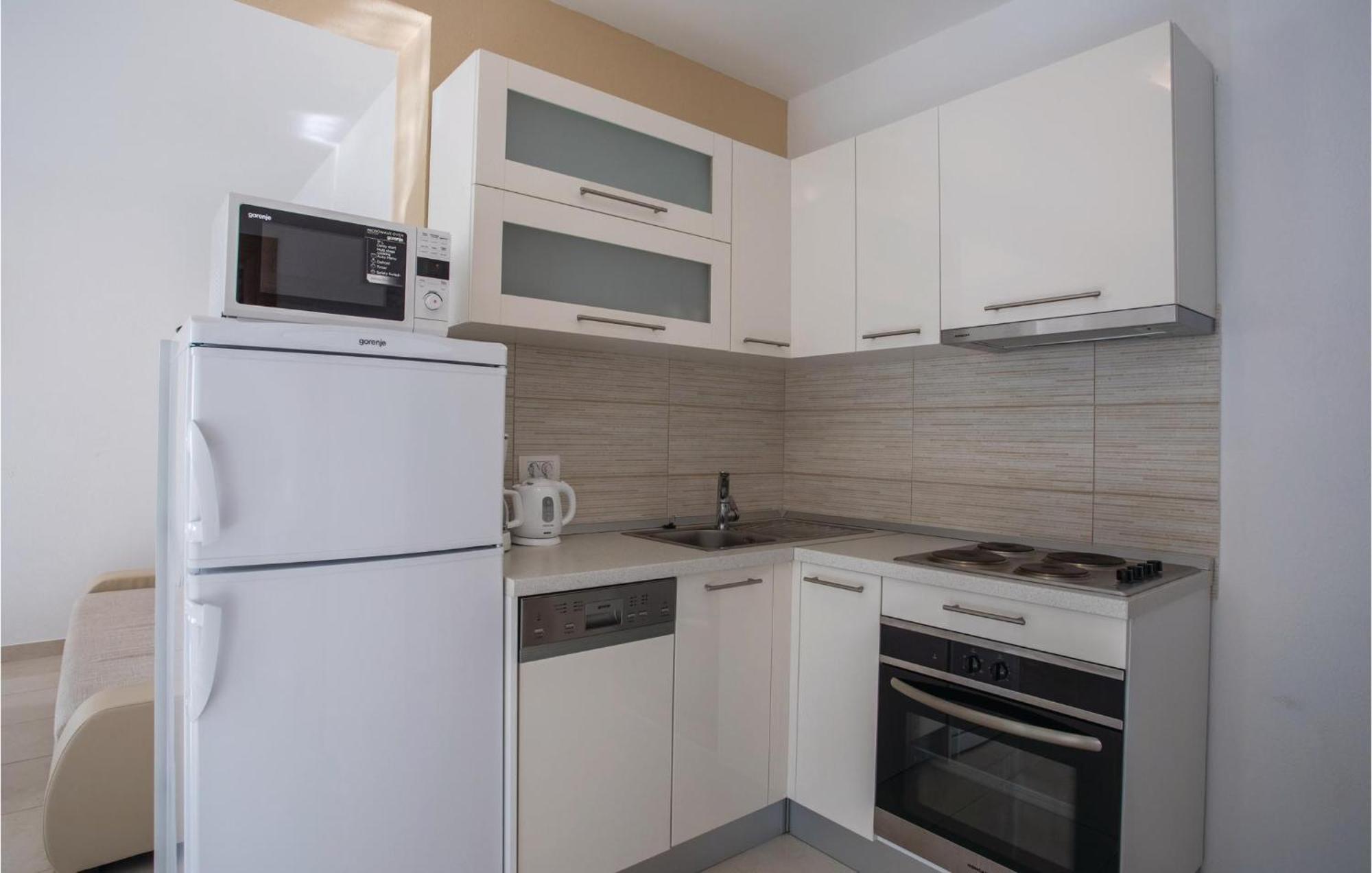 1 Bedroom Lovely Apartment In Komarna Klek Exterior foto
