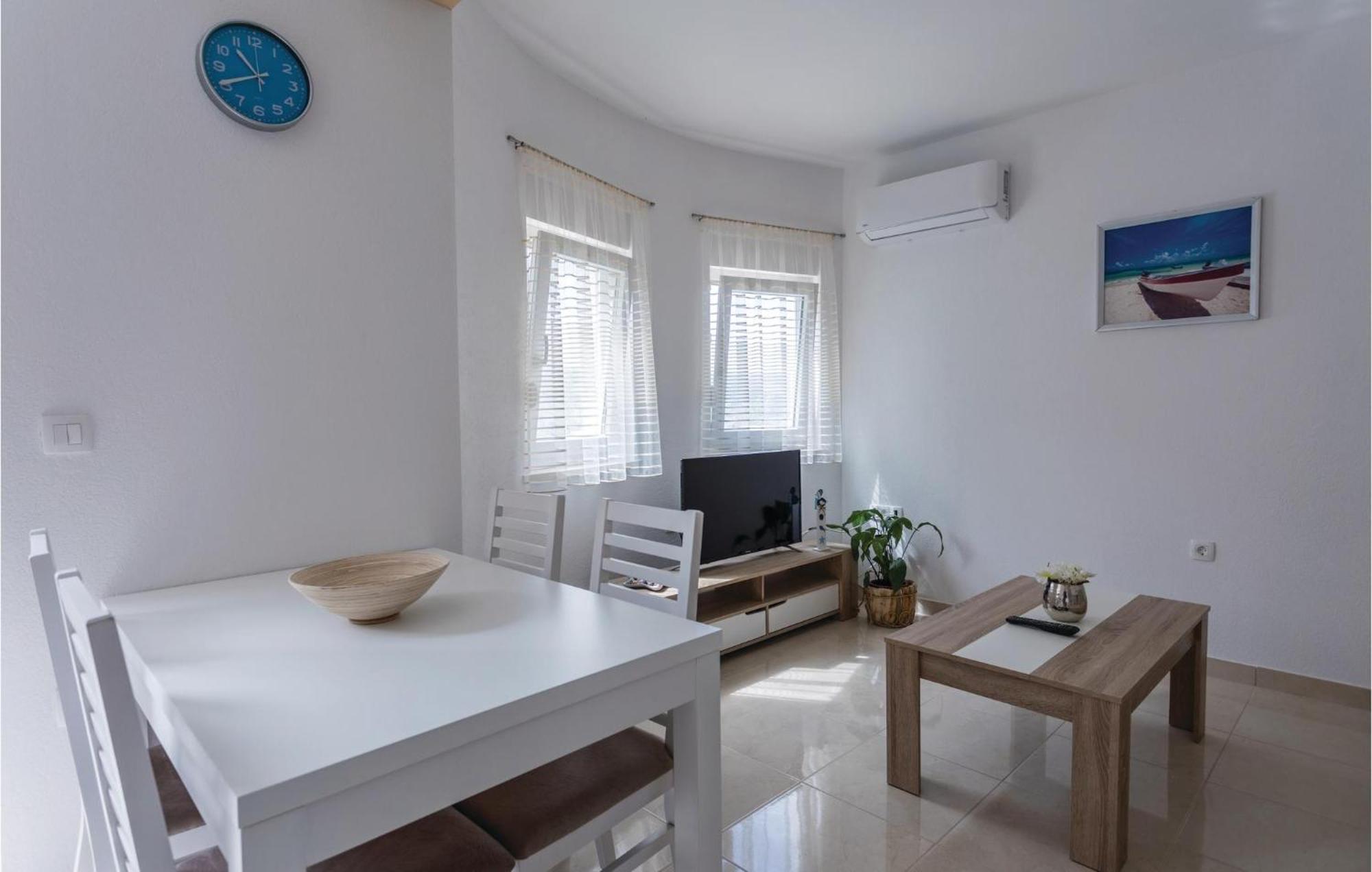 1 Bedroom Lovely Apartment In Komarna Klek Exterior foto