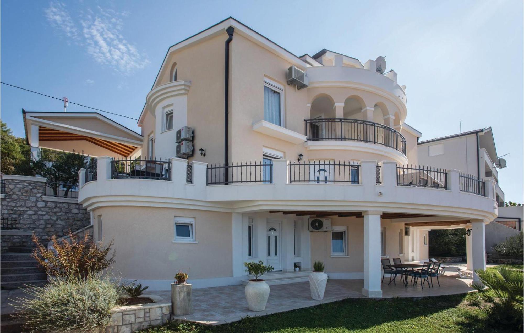 1 Bedroom Lovely Apartment In Komarna Klek Exterior foto