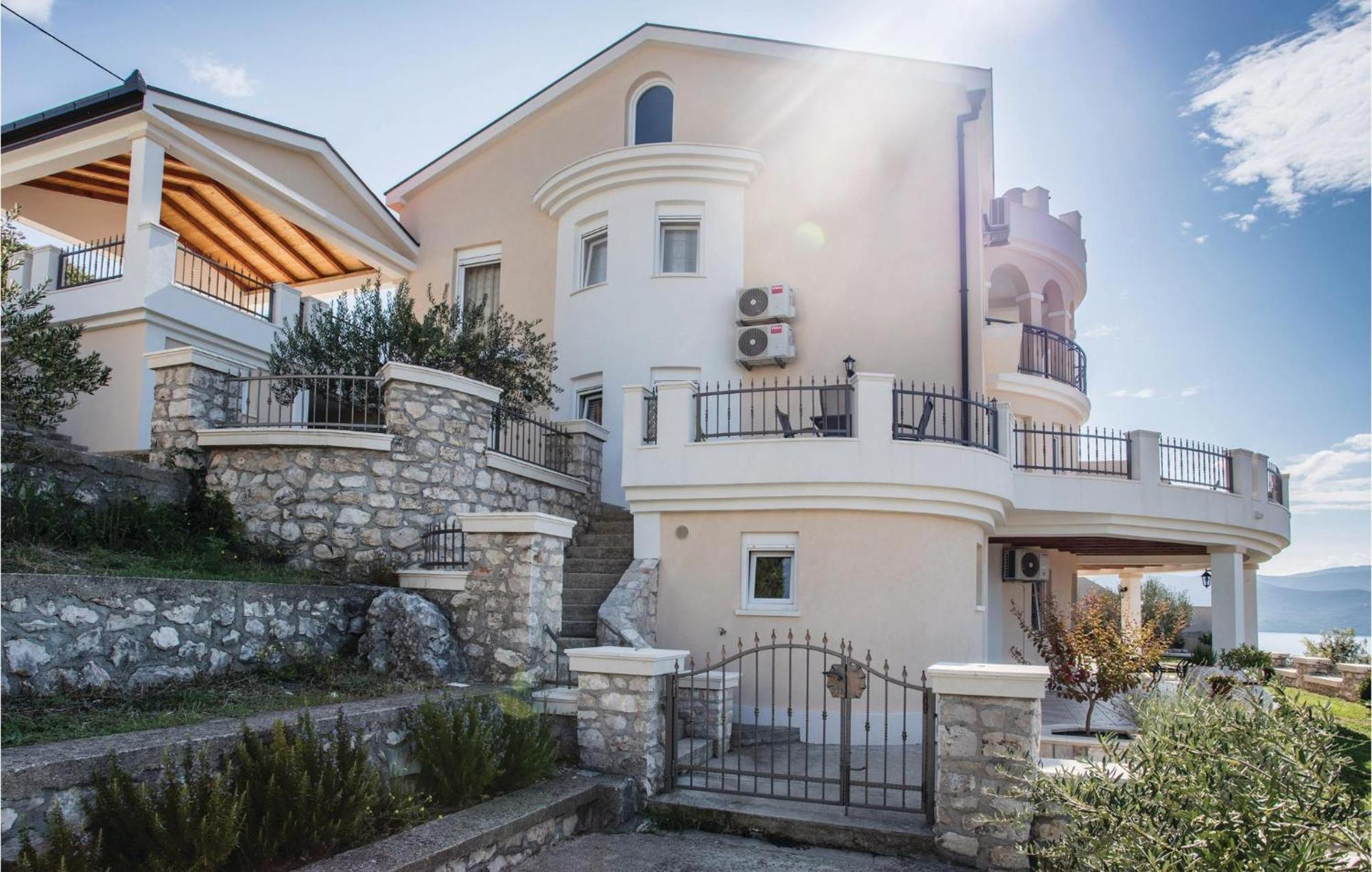 1 Bedroom Lovely Apartment In Komarna Klek Exterior foto